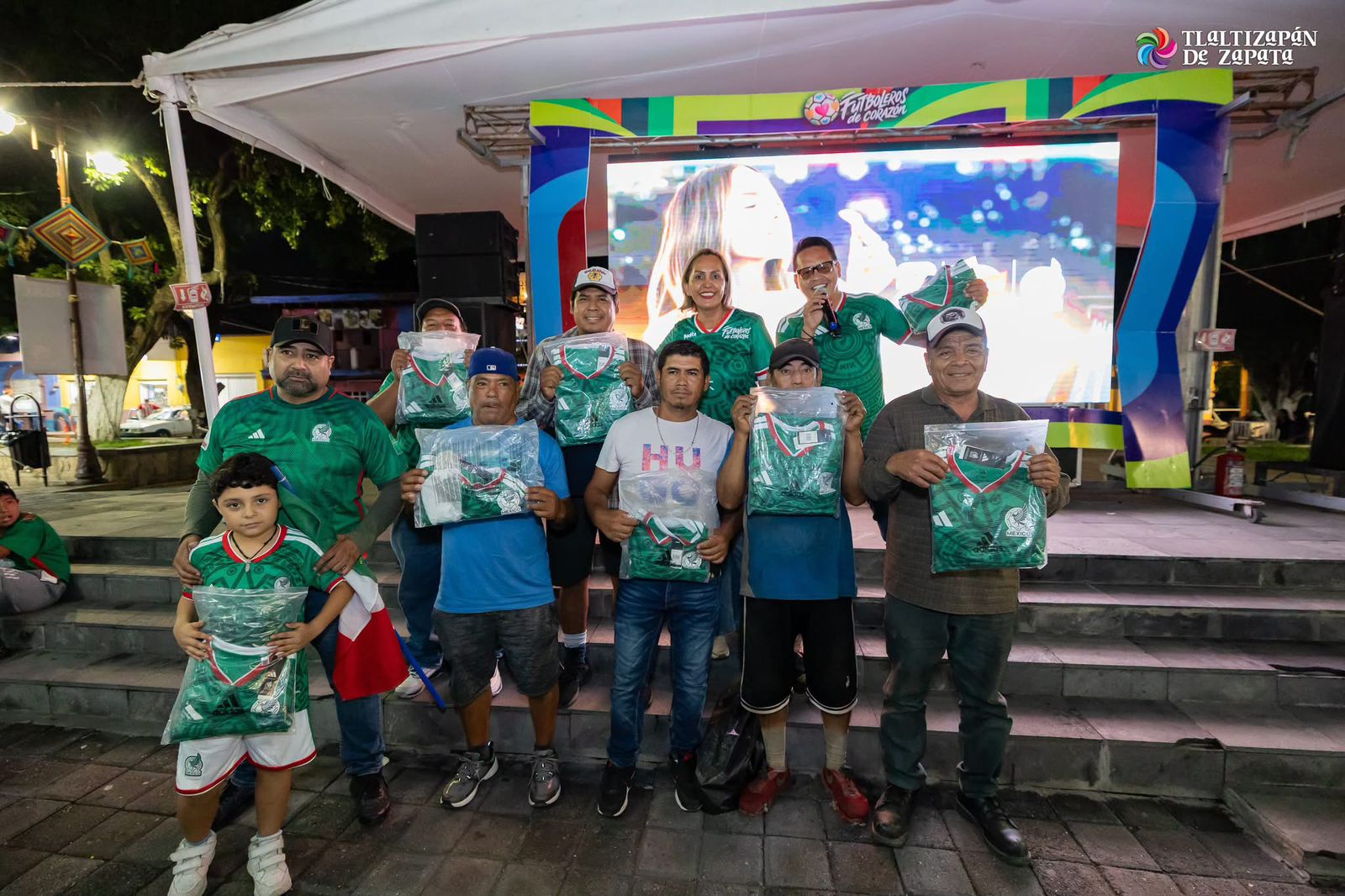 Tlaltizapán vive una gran fiesta familiar con la transmisión del triunfo de México